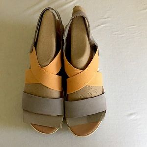 I’m selling SOREL Cameron Flatform Slingback Sandle. Size 9 never been worn